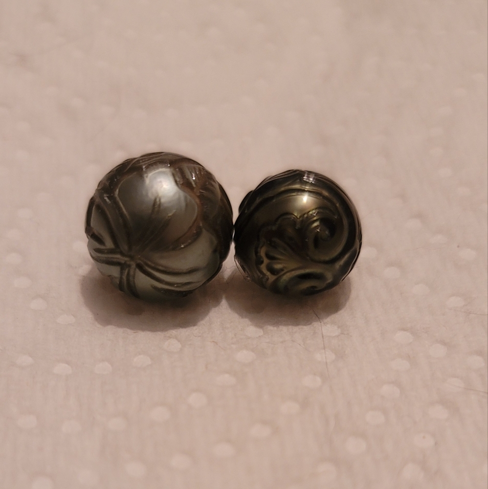 Carved Tahitian pearl